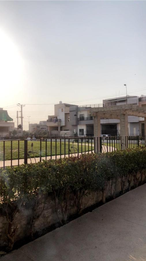 Fully Serviced Holiday Home Near Lyallpur Galleria Faysalabad Dış mekan fotoğraf